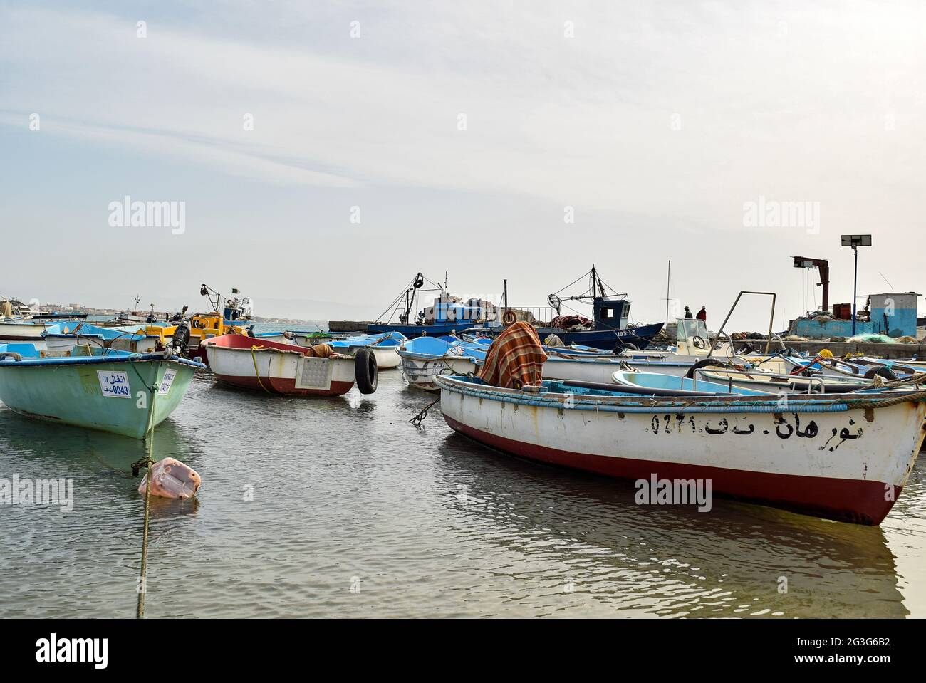 Bateaux de pêche dans un vieux port d'Alger, Algérie. Banque D'Images