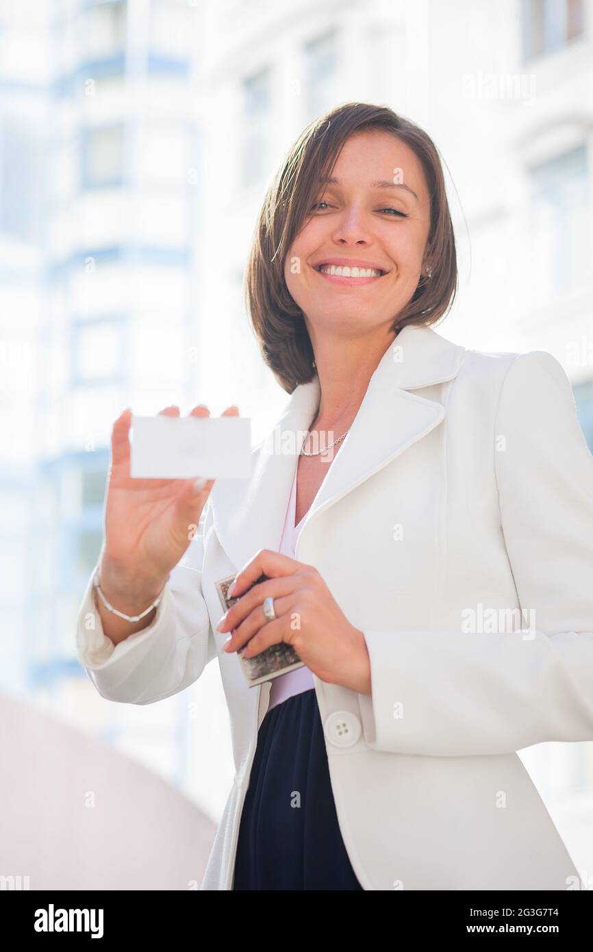 Femme avec carte de l'ensemble office Banque D'Images
