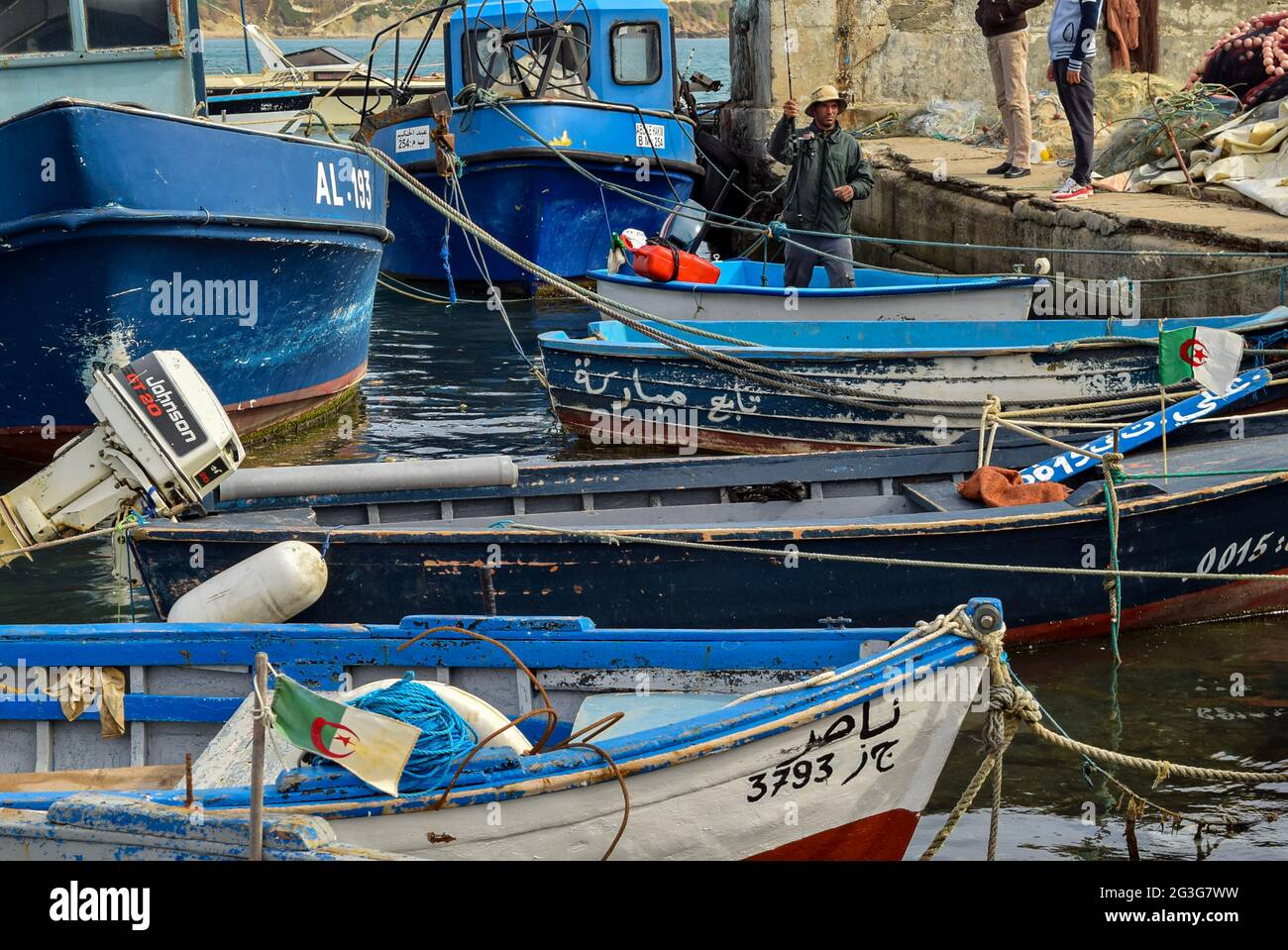 Pêcheur sur son bateau dans un vieux port d'Alger, Algérie. Banque D'Images