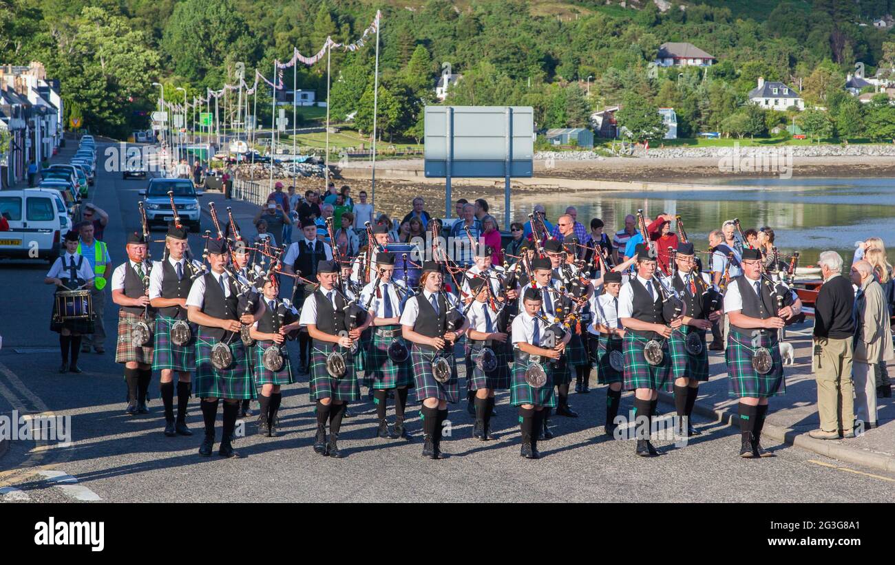 ULLAPOOL, ÉCOSSE - 17 juillet : Défilé des cornemuses dans les Highland Games le 17 juillet 2014, l'Écosse à Ullapool Banque D'Images