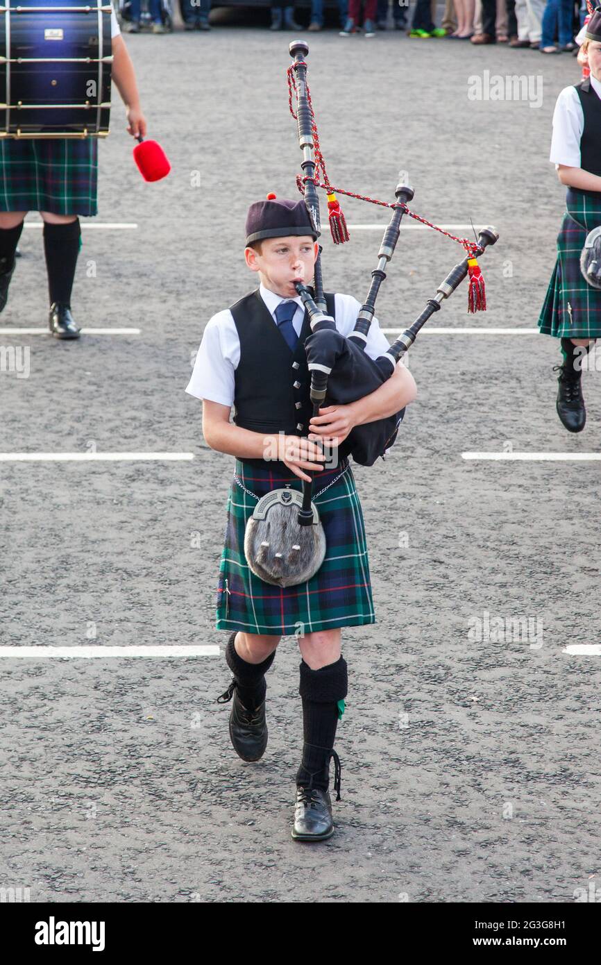 ULLAPOOL, ÉCOSSE - 17 juillet : Défilé des cornemuses dans les Highland Games le 17 juillet 2014, l'Écosse à Ullapool Banque D'Images
