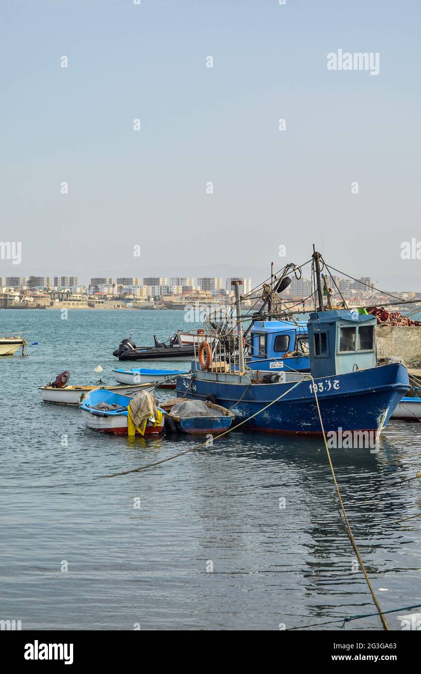 Bateaux de pêche dans un vieux port d'Alger, Algérie. Banque D'Images