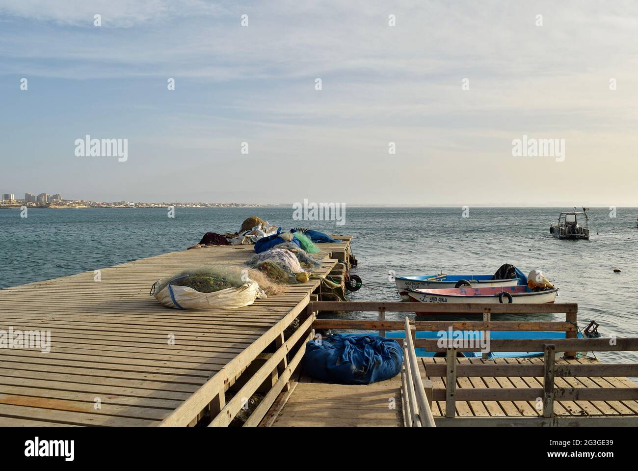 port en bois un bateau de pêche dans un vieux port d'Alger, en Algérie. Banque D'Images