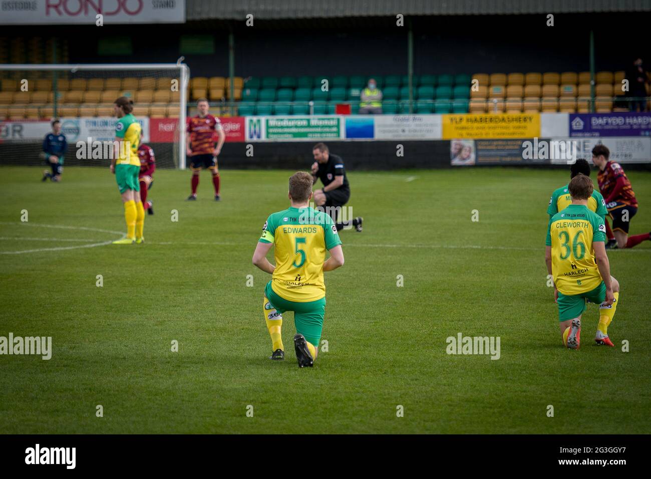 Match de la première Ligue JD Cymru entre Caernarfon Town et Cardiff Metropolitan University, joué à l'Oval, Caernarfon. Banque D'Images