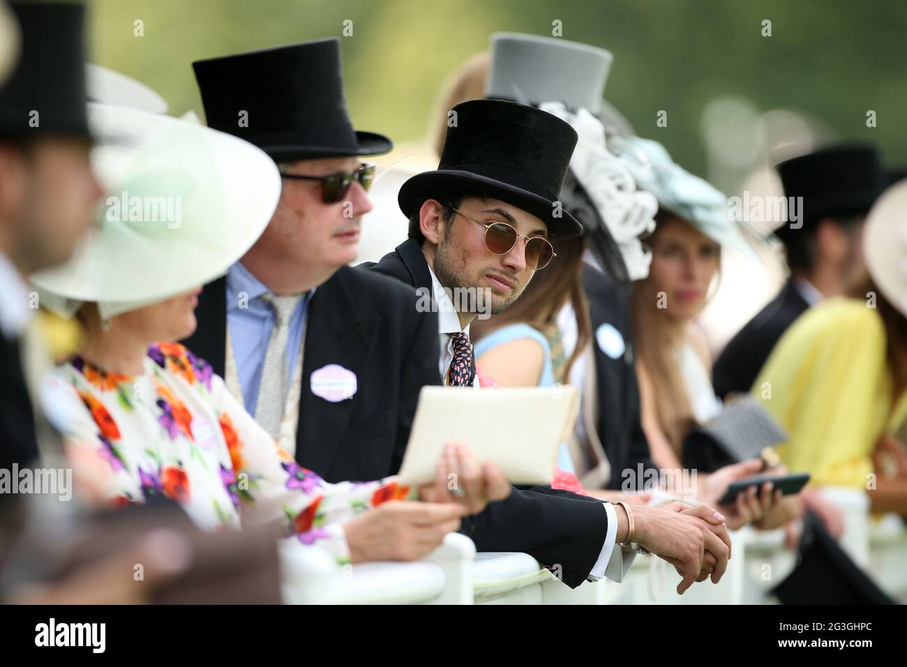 Racegoers pendant la deuxième journée de Royal Ascot à l'hippodrome d'Ascot. Date de la photo: Mercredi 16 juin 2021. Banque D'Images