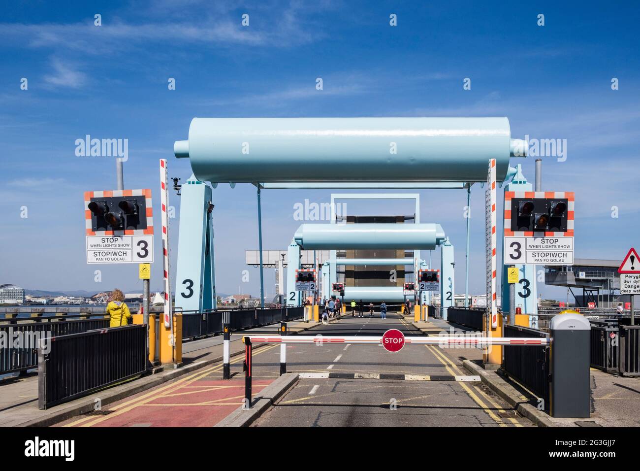 Barrière de circulation fermée pour l'ouverture du pont Bascule Cardiff Bay barrage. Penarth, Cardiff, (Caerdydd), Vale de Glamourgan, pays de Galles du Sud, Royaume-Uni, Grande-Bretagne Banque D'Images