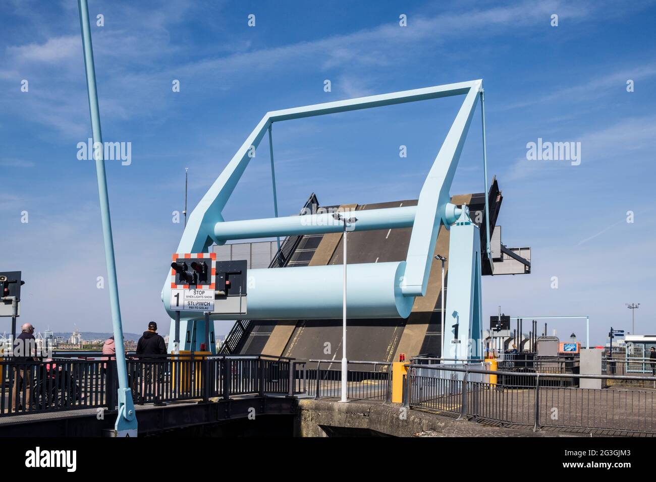 Personnes attendant de traverser le pont Bascule Cardiff Bay barrage. Penarth, Cardiff, (Caerdydd), Vale de Glamourgan, pays de Galles du Sud, Royaume-Uni, Grande-Bretagne Banque D'Images