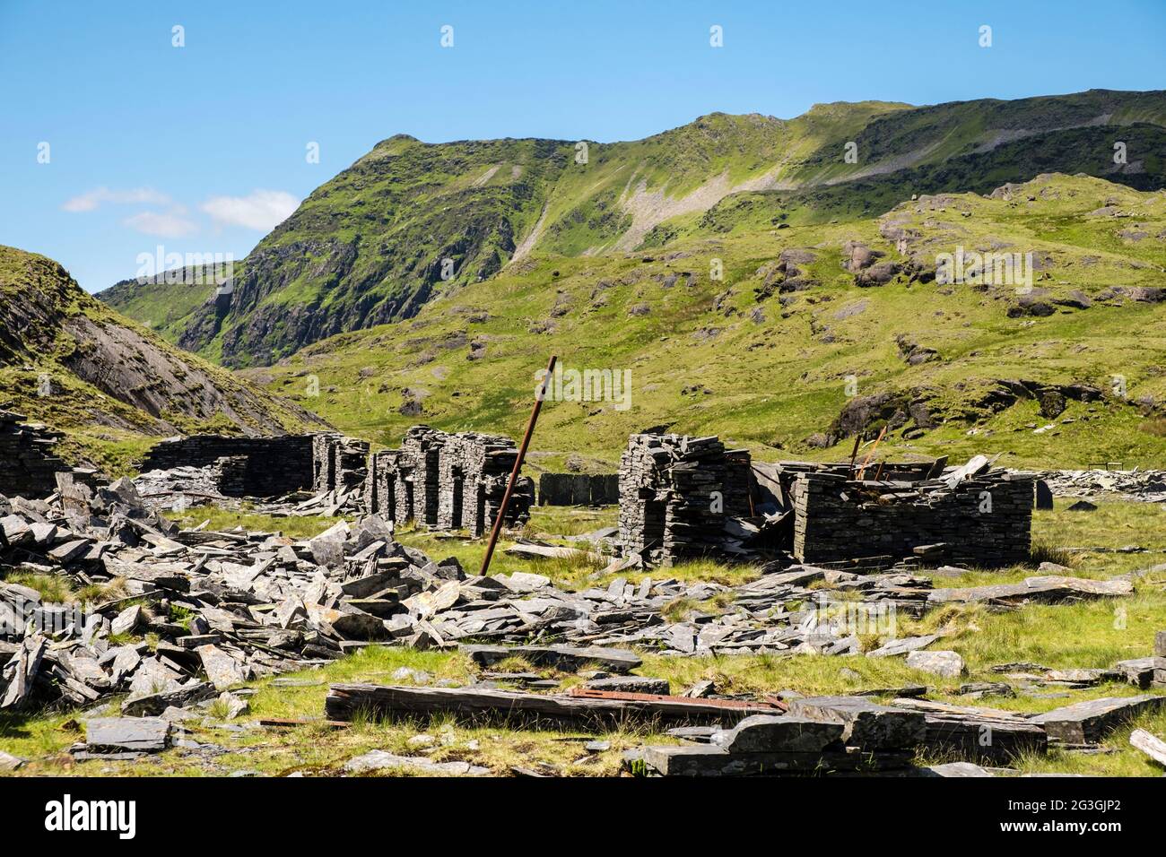 Anciennes ruines de la carrière d'ardoise de Rhosydd à Bwlch y Rhosydd avec Cnicht Beyond à Moelwyns de Snowdonia. Croesor Bleanau Ffestiniog Gwynedd pays de Galles Royaume-Uni Banque D'Images