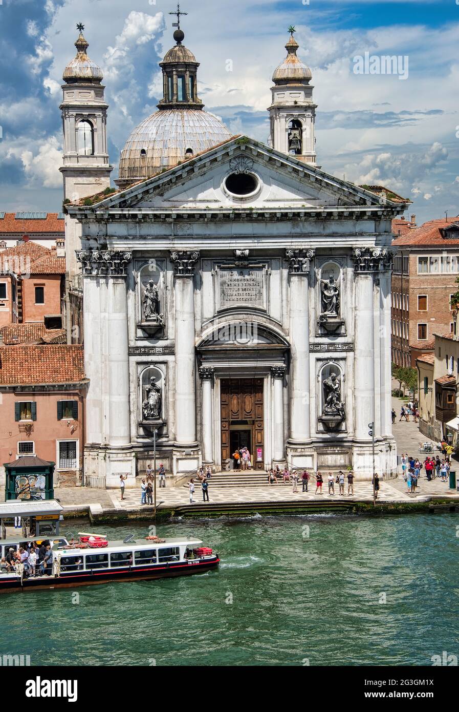 Venise, Italie - 13 juin 2016 : visiteurs à l'extérieur de l'église de Santa Maria Del Rosario, construite entre 1726 et 1735 pour les Dominicains. Banque D'Images