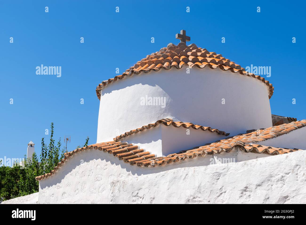 Chapelle grecque blanche avec toit rouge. Banque D'Images