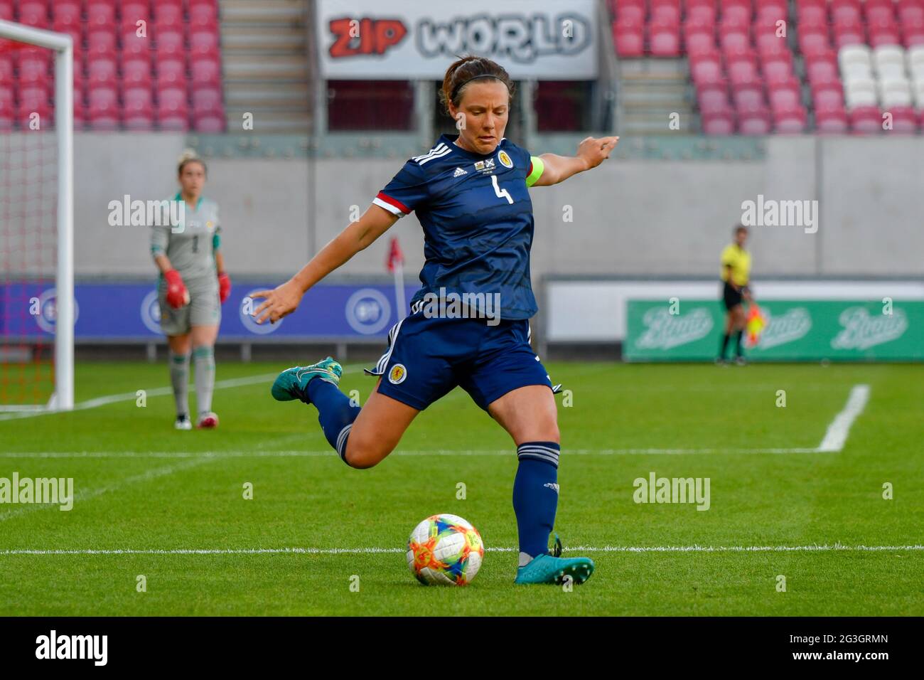 Llanelli, pays de Galles. 15 juin 2021. Rachel Corsie d'Écosse les femmes en action pendant le match amical international des femmes entre les femmes du pays de Galles et les femmes d'Écosse au parc y Scarlets à Llanelli, pays de Galles, Royaume-Uni le 15 juin 2021. Crédit : Duncan Thomas/Majestic Media/Alay Live News. Banque D'Images