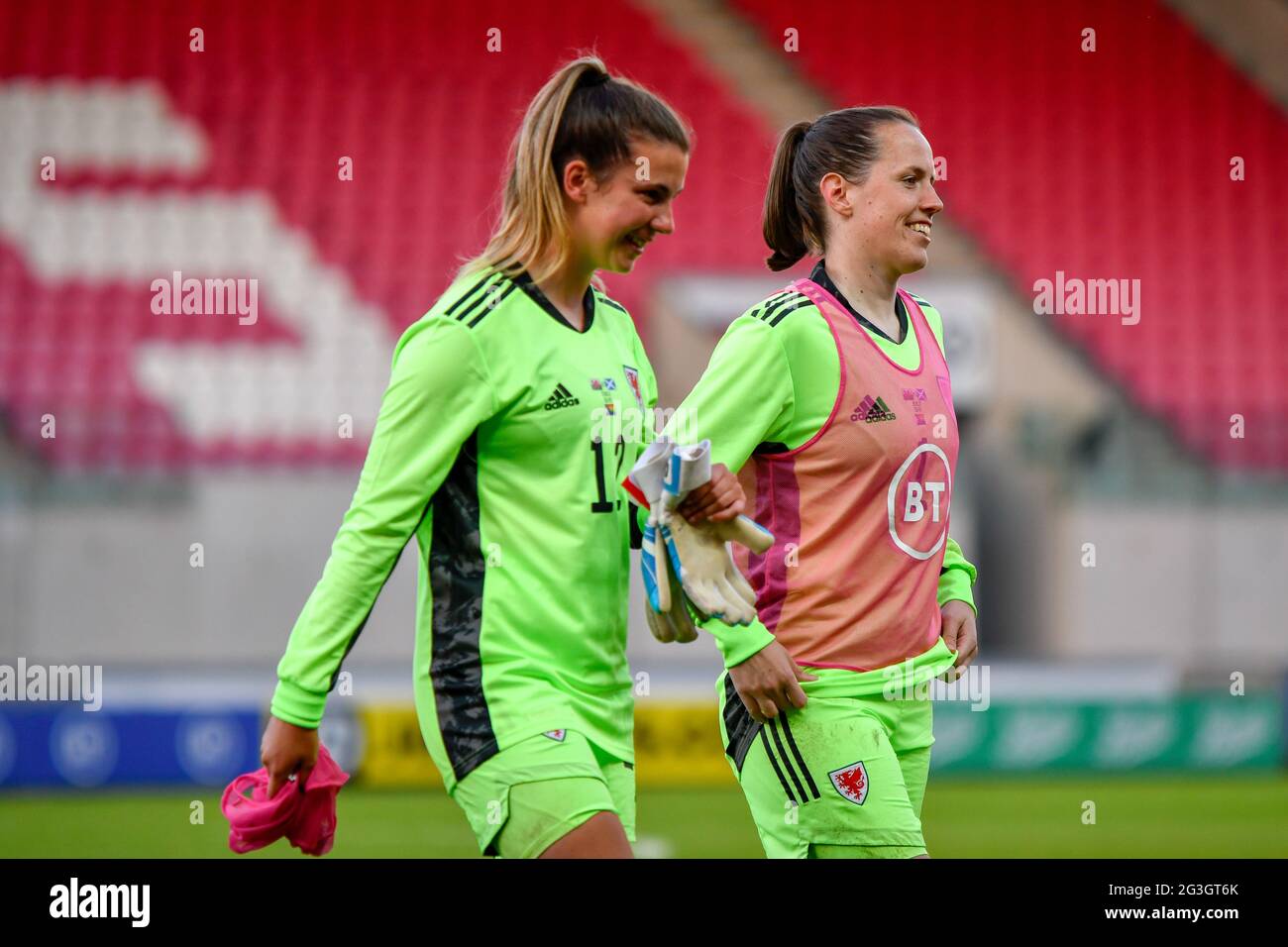 Llanelli, pays de Galles. 15 juin 2021. Les gardiens de but Olivia Clark et Laura O'Sullivan de Wales Women après le match amical féminin international entre Wales Women et Scotland Women au Parc y Scarlets à Llanelli, pays de Galles, Royaume-Uni, le 15 juin 2021. Crédit : Duncan Thomas/Majestic Media/Alay Live News. Banque D'Images