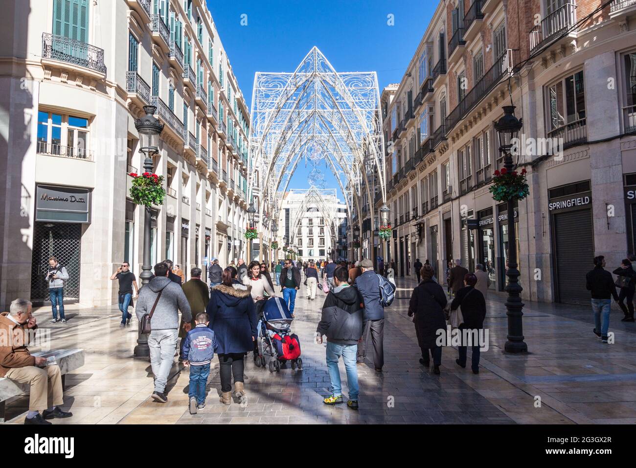 MALAGA, ESPAGNE - 25 JANVIER 2015 : les gens traversent la Calle Larios, une rue piétonne décorée, à Malaga. Banque D'Images