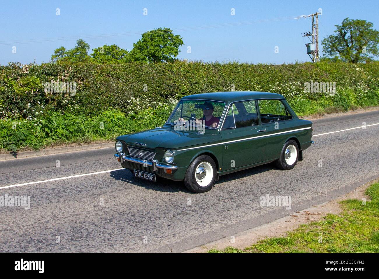 1968 Singer des années 60 Chamois vert 875cc berline en route vers Capesthorne Hall Classic May car show, Cheshire, Royaume-Uni Banque D'Images