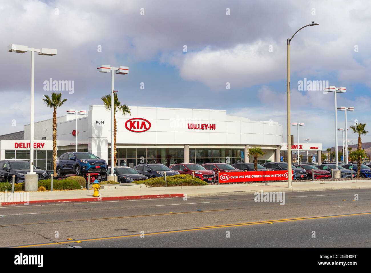 Victorville, CA, États-Unis – 19 janvier 2021 : vue sur la rue de la concession automobile Valley Hi Kia située dans le désert de Mojave dans la ville de Victorville, Californie Banque D'Images