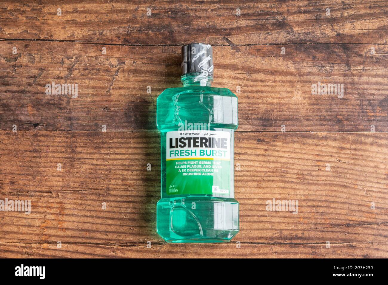 Irvine, Écosse, Royaume-Uni - 15 juin 2021: LISTERINE 500 ml bouteille de rince-bouche dans une bouteille en plastique et un bouchon entièrement recyclables conformément au courant Banque D'Images