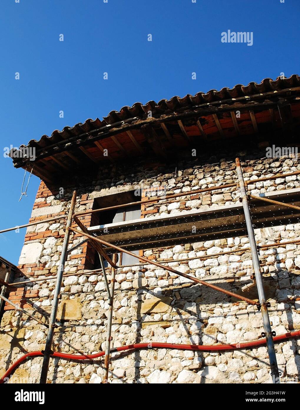 Une ancienne ferme italienne en pierre en cours de démolition. Dans la province d'Udine, Friuli-Venezia Giulia, nord-est de l'Italie Banque D'Images