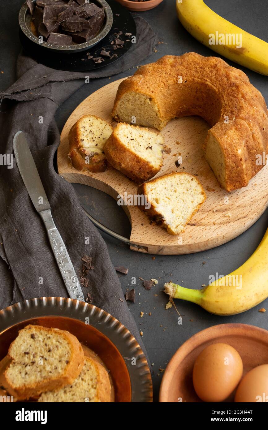 Prêt à manger du pain à la banane. Dessert maison sucré sur table, thèmes de boulangerie Banque D'Images