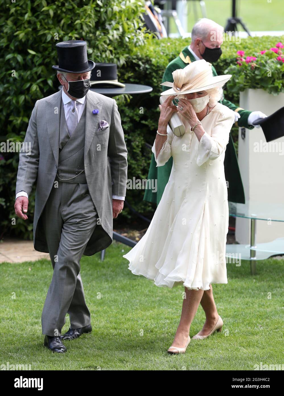 Le prince de Galles et la duchesse de Cornouailles après la présentation des trophées gagnants après l'amour a gagné les enjeux du prince de Galles pendant la deuxième journée de Royal Ascot à l'hippodrome d'Ascot. Date de la photo: Mercredi 16 juin 2021. Banque D'Images