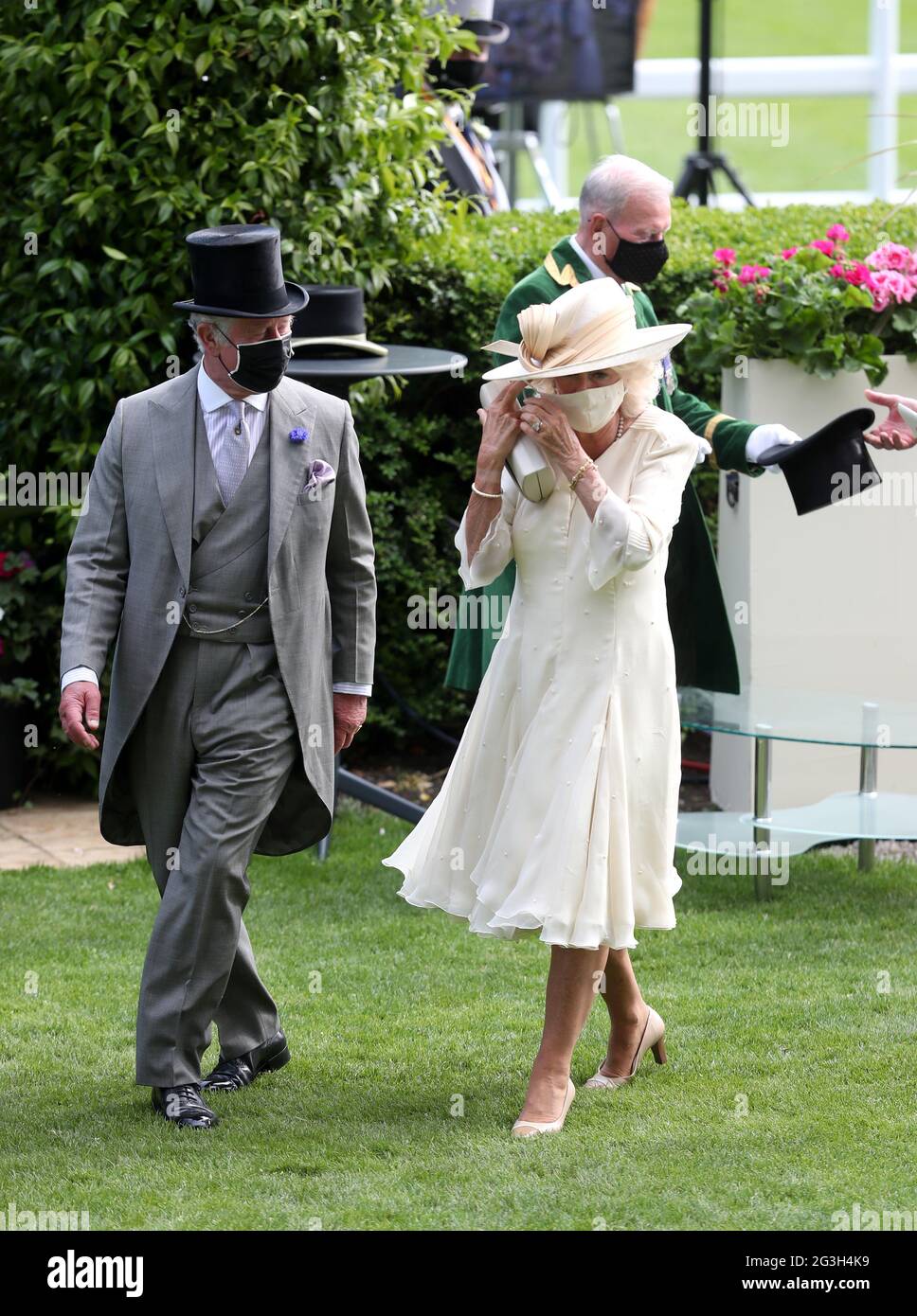 Le prince de Galles et la duchesse de Cornouailles après la présentation des trophées gagnants après l'amour a gagné les enjeux du prince de Galles pendant la deuxième journée de Royal Ascot à l'hippodrome d'Ascot. Date de la photo: Mercredi 16 juin 2021. Banque D'Images