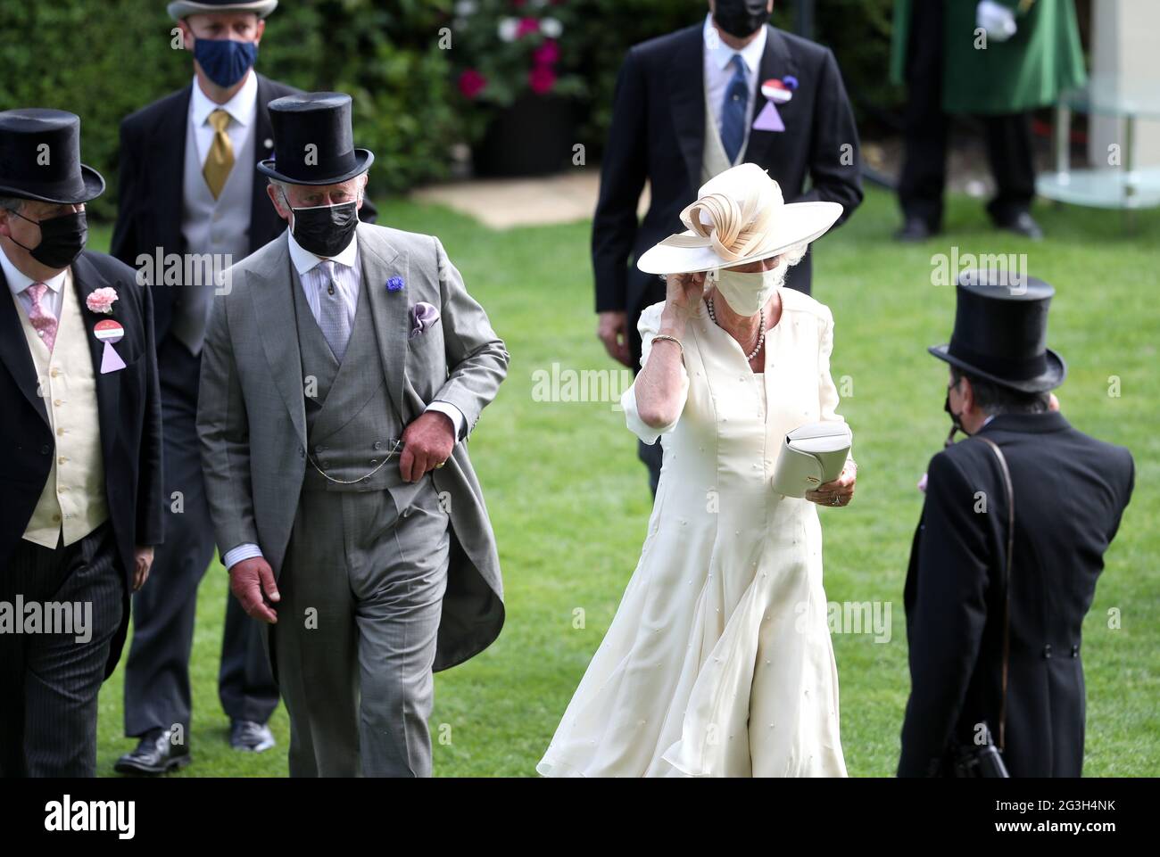 Le prince de Galles et la duchesse de Cornouailles après la présentation des trophées gagnants après l'amour a gagné les enjeux du prince de Galles pendant la deuxième journée de Royal Ascot à l'hippodrome d'Ascot. Date de la photo: Mercredi 16 juin 2021. Banque D'Images