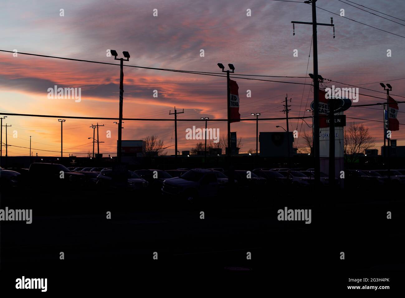 Ville coucher de soleil couleurs Silhouette belles couleurs du ciel lumière du soleil Orange Violet nuages Banque D'Images