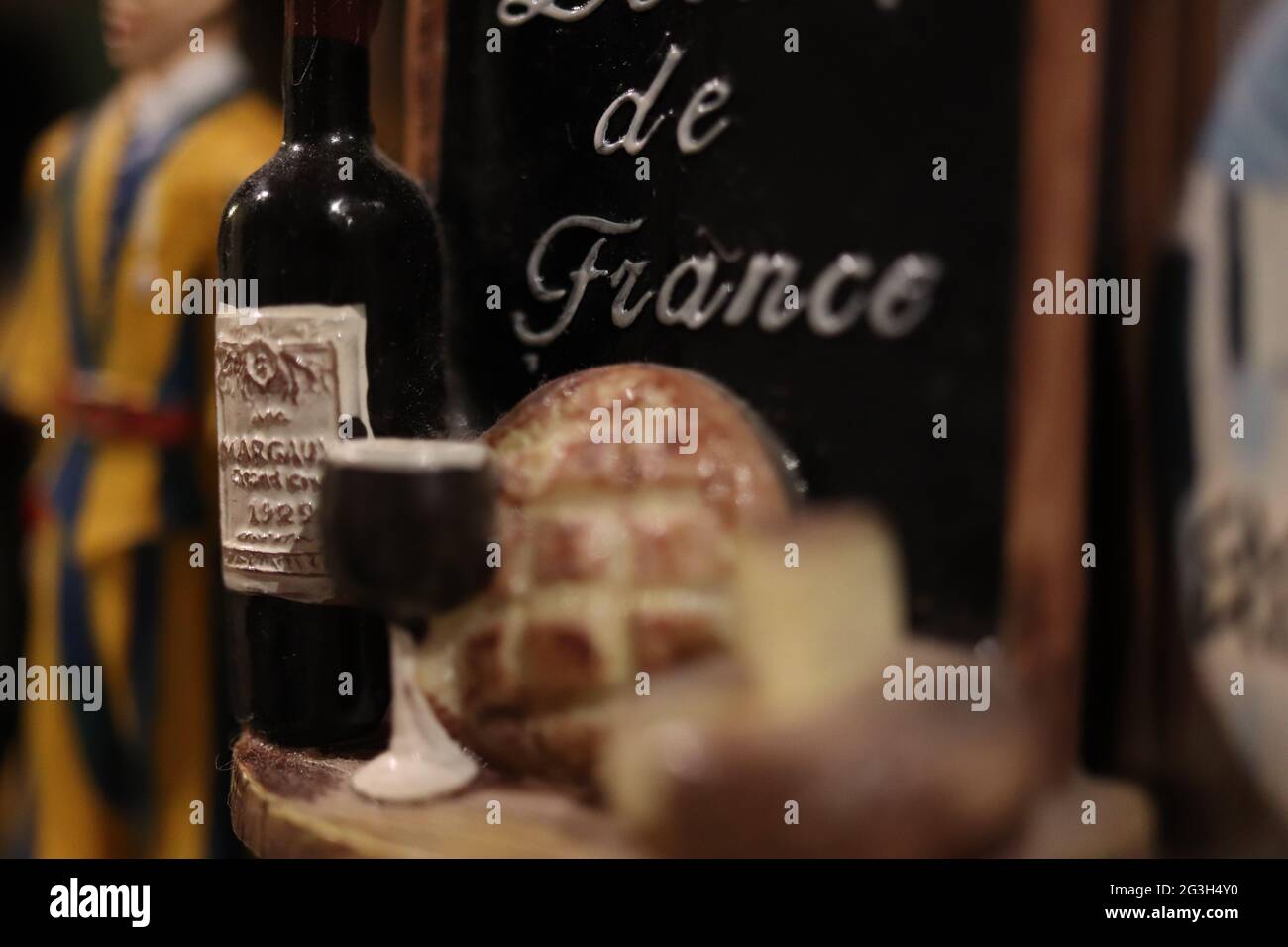 Assiette de fromages français avec bouteille de vin rouge Mini-aure de cave de vinification Banque D'Images