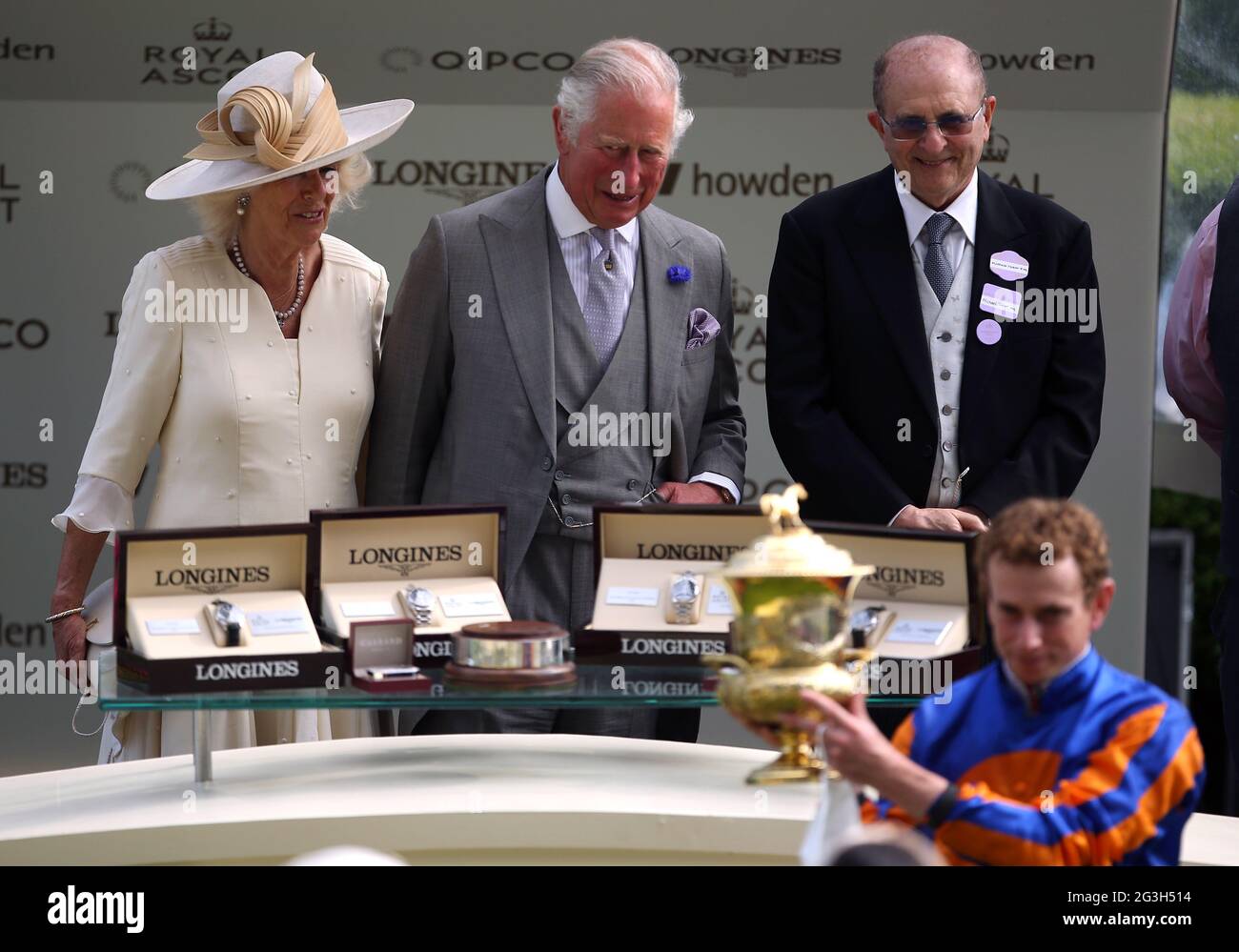 Le jockey Ryan Moore a remporté le trophée du Prince de Galles et de la Duchesse de Cornwall après avoir remporté les enjeux amoureux du Prince de Galles pendant la deuxième journée de Royal Ascot à l'hippodrome d'Ascot. Date de la photo: Mercredi 16 juin 2021. Banque D'Images