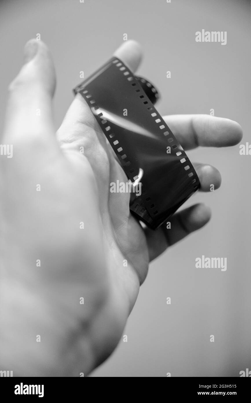 Tournage de rue avec un appareil photo d'époque 35 mm et développement de film Banque D'Images