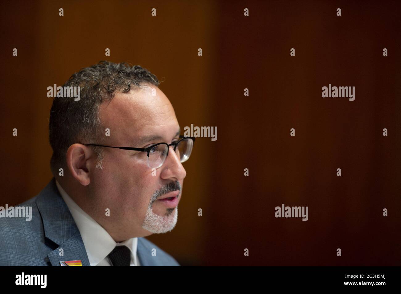 Le secrétaire américain à l'éducation, Miguel Cardona, témoigne lors d'une audience du sous-comité des crédits du Sénat sur la demande de budget de l'exercice 2022 du ministère de l'éducation, à Washington, DC., le mercredi 16 juin 2021. Photo de Bonnie Cash/UPI Banque D'Images