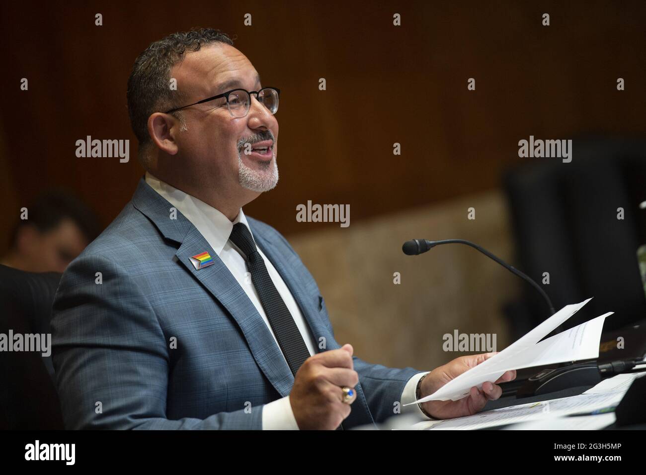 Le secrétaire américain à l'éducation, Miguel Cardona, témoigne lors d'une audience du sous-comité des crédits du Sénat sur la demande de budget de l'exercice 2022 du ministère de l'éducation, à Washington, DC., le mercredi 16 juin 2021. Photo de Bonnie Cash/UPI Banque D'Images
