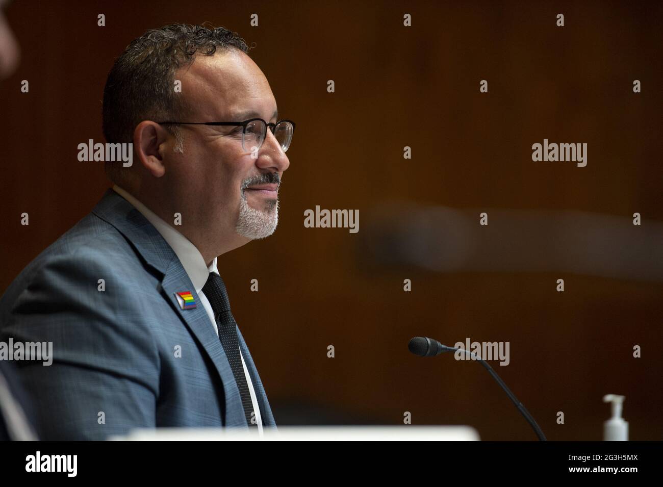 Le secrétaire américain à l'éducation, Miguel Cardona, témoigne lors d'une audience du sous-comité des crédits du Sénat sur la demande de budget de l'exercice 2022 du ministère de l'éducation, à Washington, DC., le mercredi 16 juin 2021. Photo de Bonnie Cash/UPI Banque D'Images