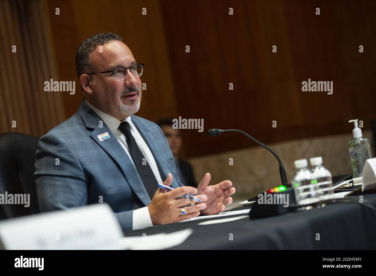 Le secrétaire américain à l'éducation, Miguel Cardona, témoigne lors d'une audience du sous-comité des crédits du Sénat sur la demande de budget de l'exercice 2022 du ministère de l'éducation, à Washington, DC., le mercredi 16 juin 2021. Photo de Bonnie Cash/UPI Banque D'Images
