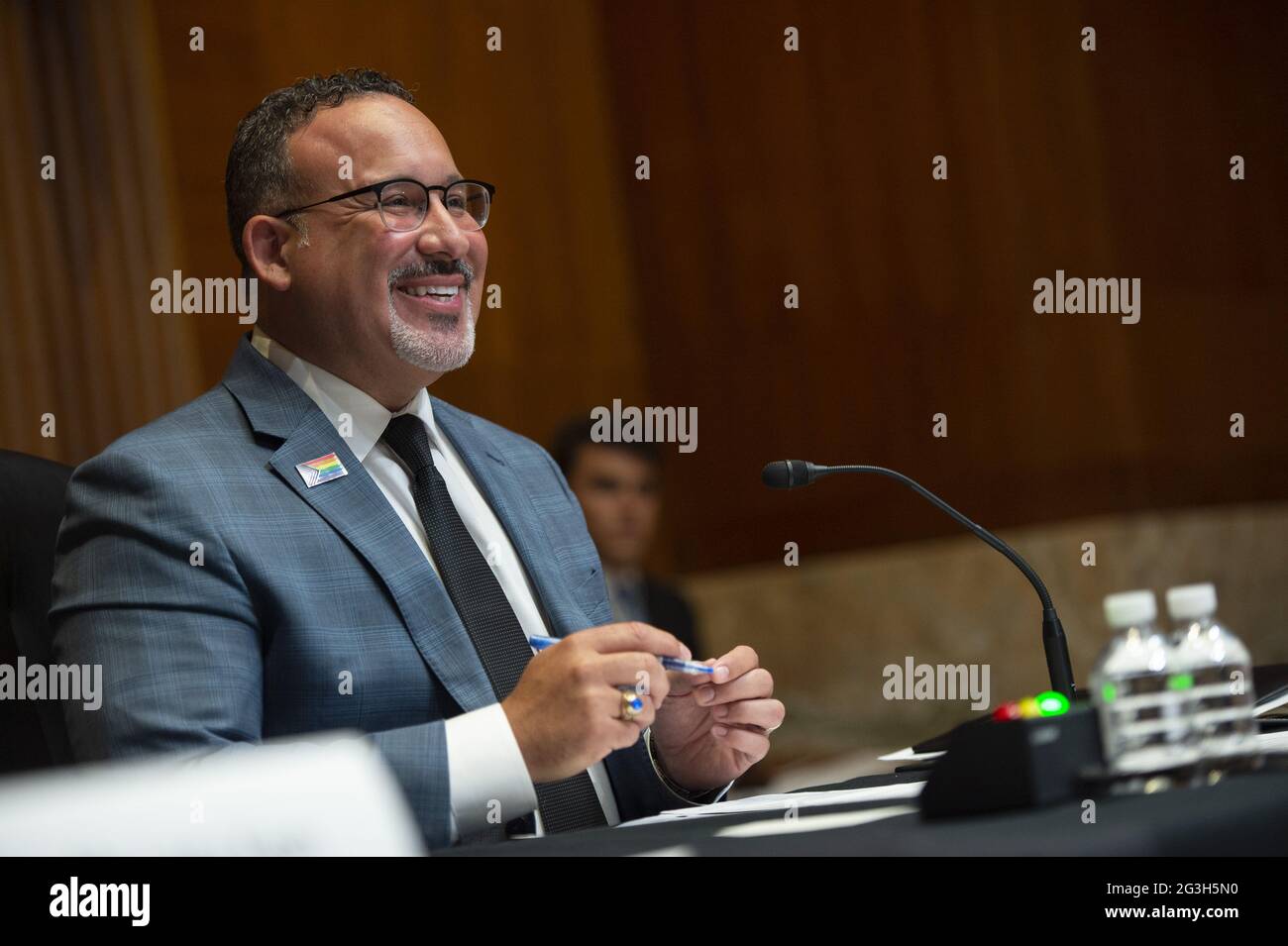 Le secrétaire américain à l'éducation, Miguel Cardona, témoigne lors d'une audience du sous-comité des crédits du Sénat sur la demande de budget de l'exercice 2022 du ministère de l'éducation, à Washington, DC., le mercredi 16 juin 2021. Photo de Bonnie Cash/UPI Banque D'Images