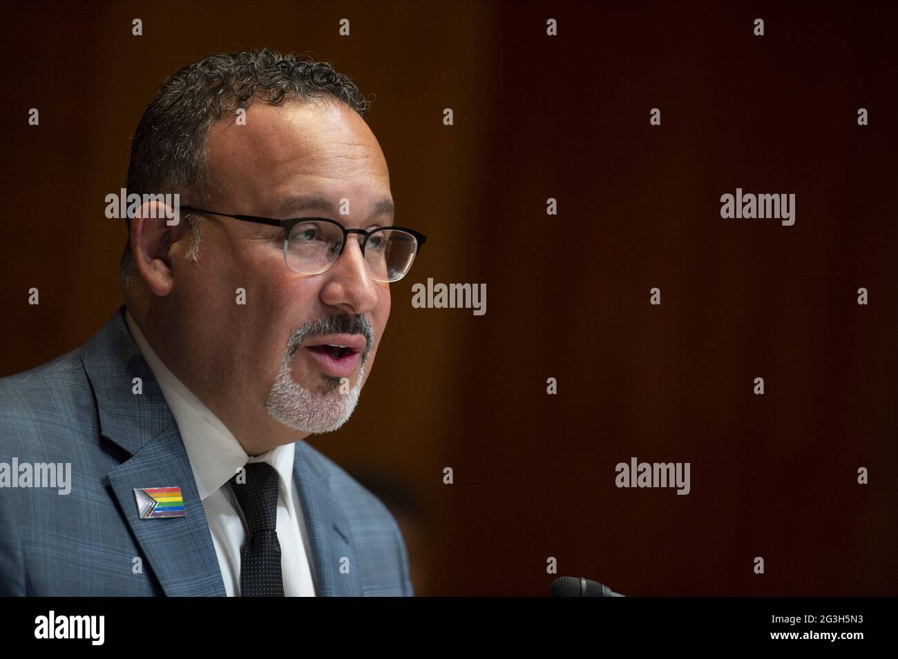 Le secrétaire américain à l'éducation, Miguel Cardona, témoigne lors d'une audience du sous-comité des crédits du Sénat sur la demande de budget de l'exercice 2022 du ministère de l'éducation, à Washington, DC., le mercredi 16 juin 2021. Photo de Bonnie Cash/UPI Banque D'Images
