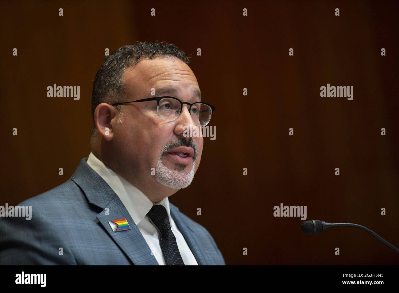 Le secrétaire américain à l'éducation, Miguel Cardona, témoigne lors d'une audience du sous-comité des crédits du Sénat sur la demande de budget de l'exercice 2022 du ministère de l'éducation, à Washington, DC., le mercredi 16 juin 2021. Photo de Bonnie Cash/UPI Banque D'Images