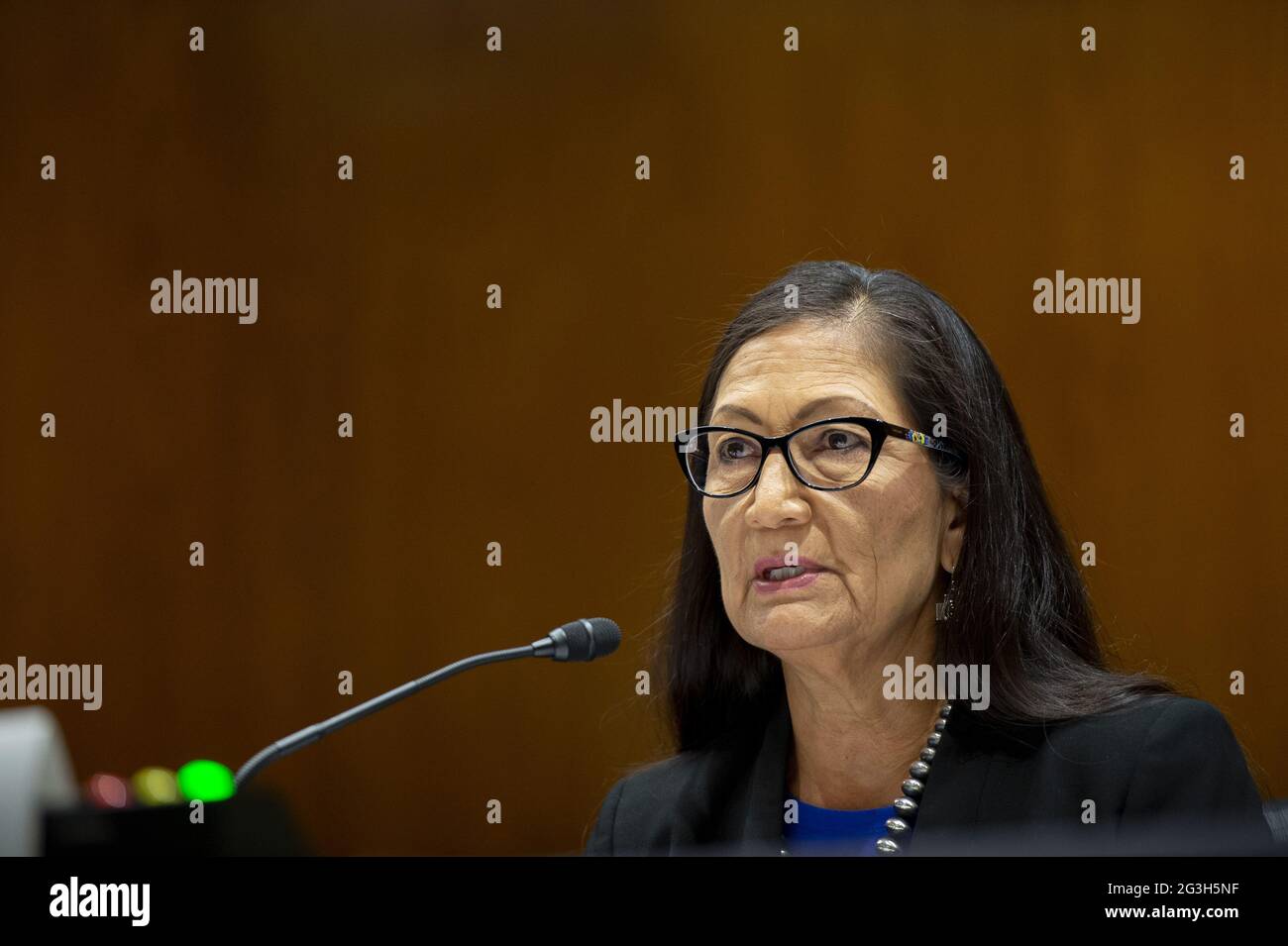 Le secrétaire AMÉRICAIN à l'intérieur Deb Haaland témoigne lors d'une audience du Comité des crédits du Sénat sur la demande de budget de l'exercice 2022 du ministère de l'intérieur à Washington, DC., le mercredi 16 juin 2021. Photo de Bonnie Cash/UPI Banque D'Images