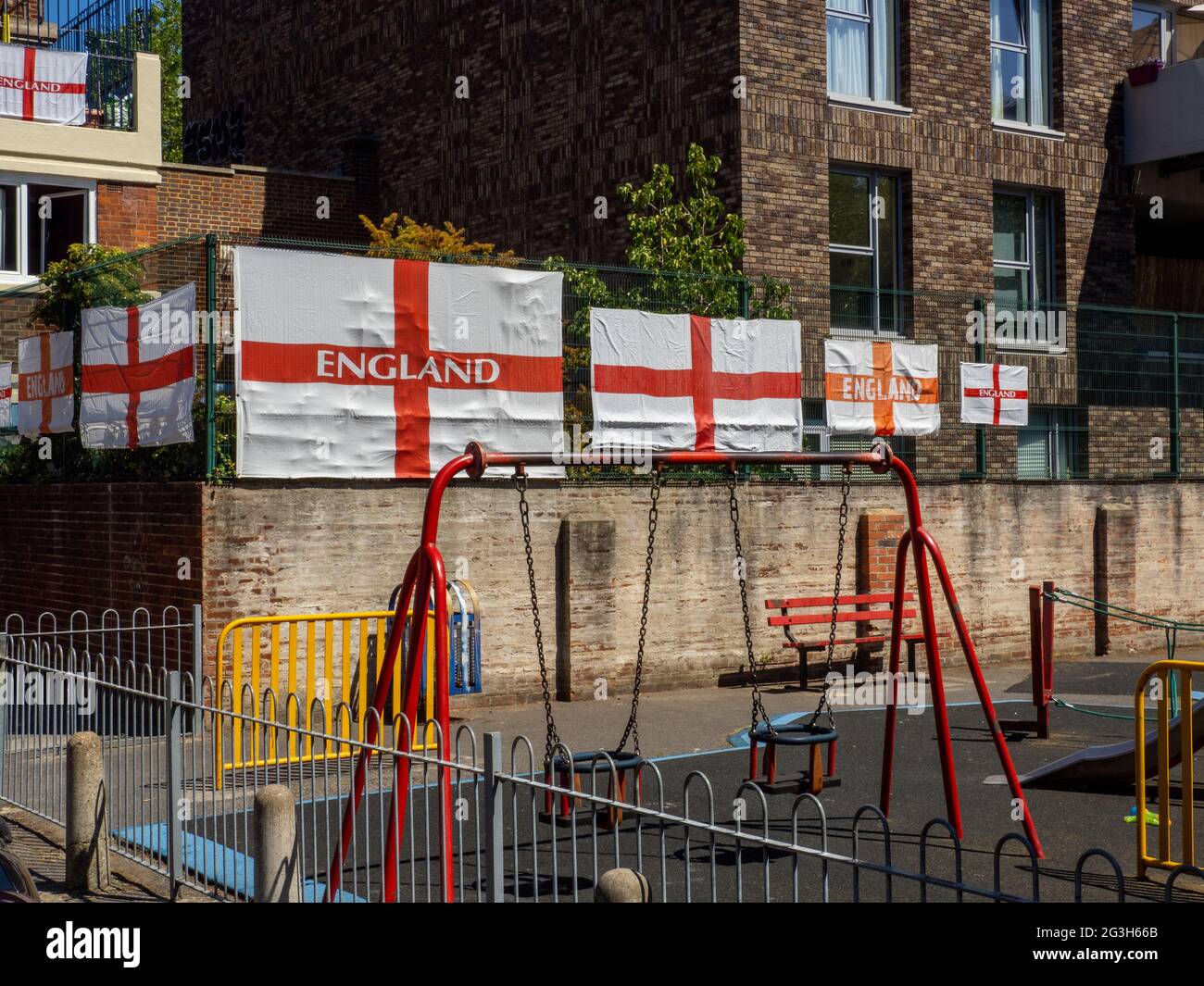 Quelques-uns des 400 drapeaux d'Angleterre exposés dans le domaine Kirby dans le sud de Londres pendant le championnat de football de 2021 euros. Banque D'Images