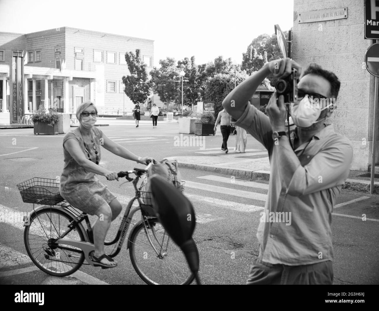 Tournage de rue avec un appareil photo d'époque 35 mm et développement de film Banque D'Images