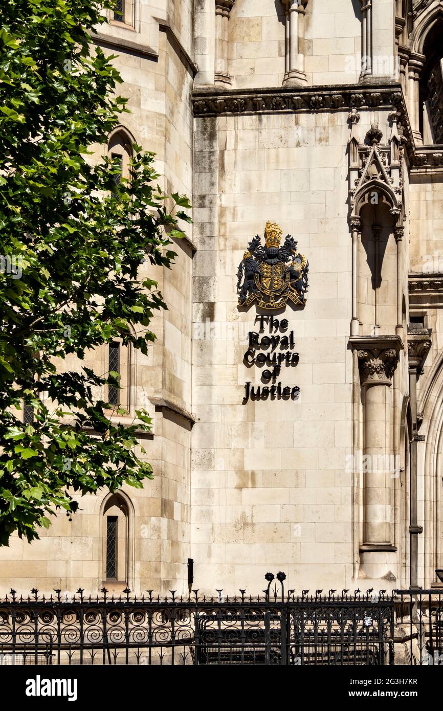 LONDRES ANGLETERRE TRIBUNAUX ROYAUX DE JUSTICE OU TRIBUNAUX LES ARMOIRIES DE STRAND SUR LE MUR DU BÂTIMENT Banque D'Images