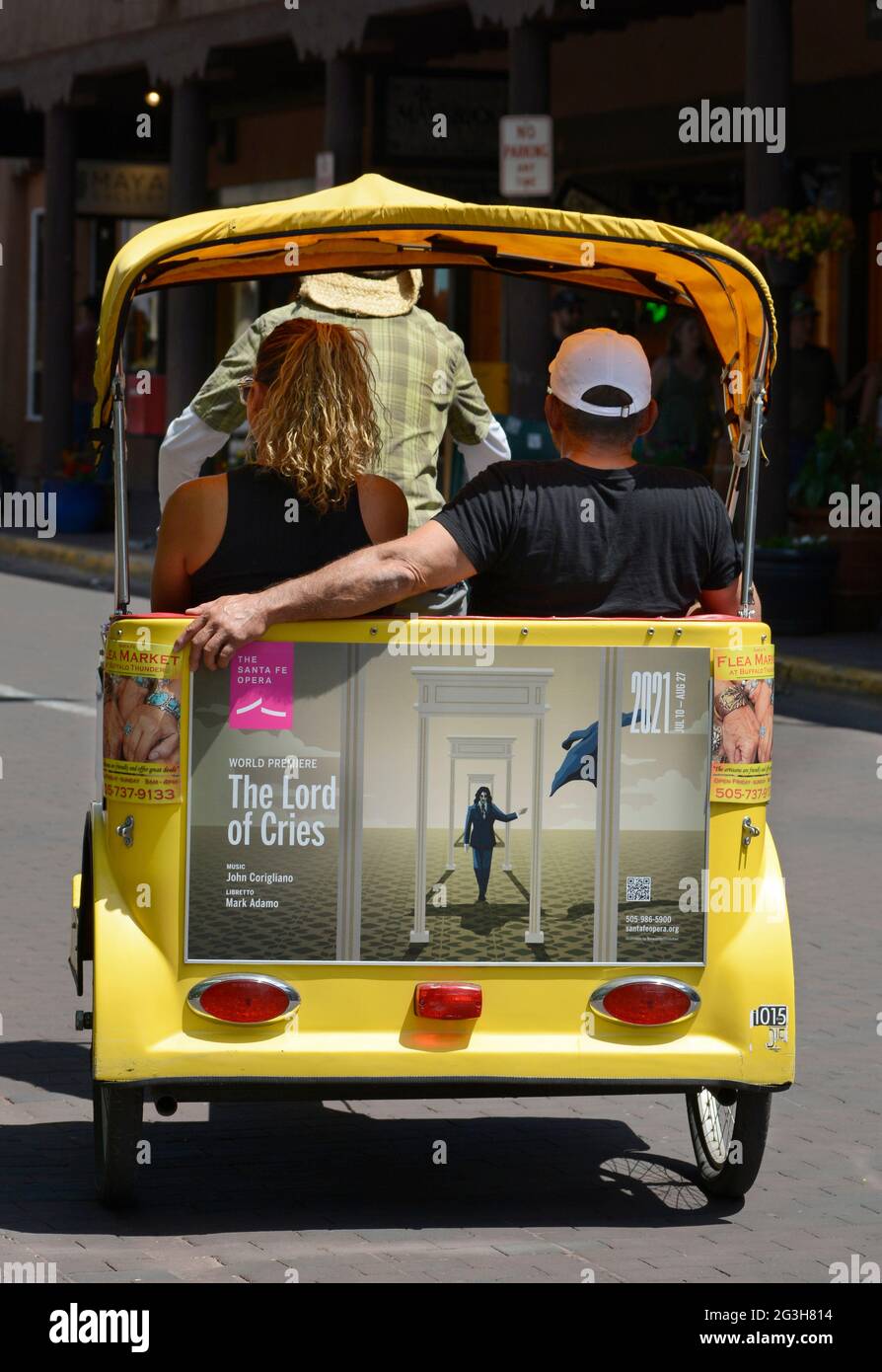 Un couple en visite à Santa Fe, Nouveau-Mexique, profitez des sites dans un pédicab. Banque D'Images