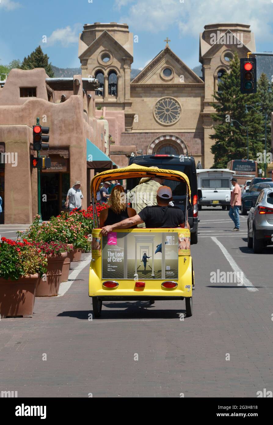 Un couple en visite à Santa Fe, Nouveau-Mexique, profitez des sites dans un pédicab. Banque D'Images