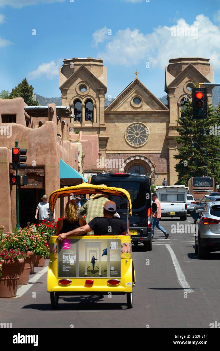 Un couple en visite à Santa Fe, Nouveau-Mexique, profitez des sites dans un pédicab. Banque D'Images