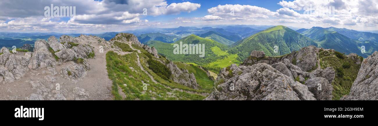Panorama panoramique depuis Rozsutec dans les montagnes de Mala Fatra Banque D'Images