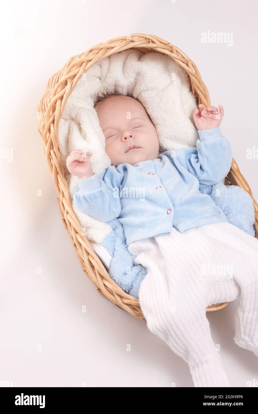 Bébé nouveau-né dort dans le panier Banque D'Images