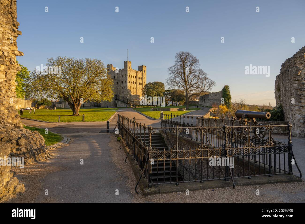 Parc et parc du château de Rochester dans la lumière du soir, Rochester Kent Banque D'Images