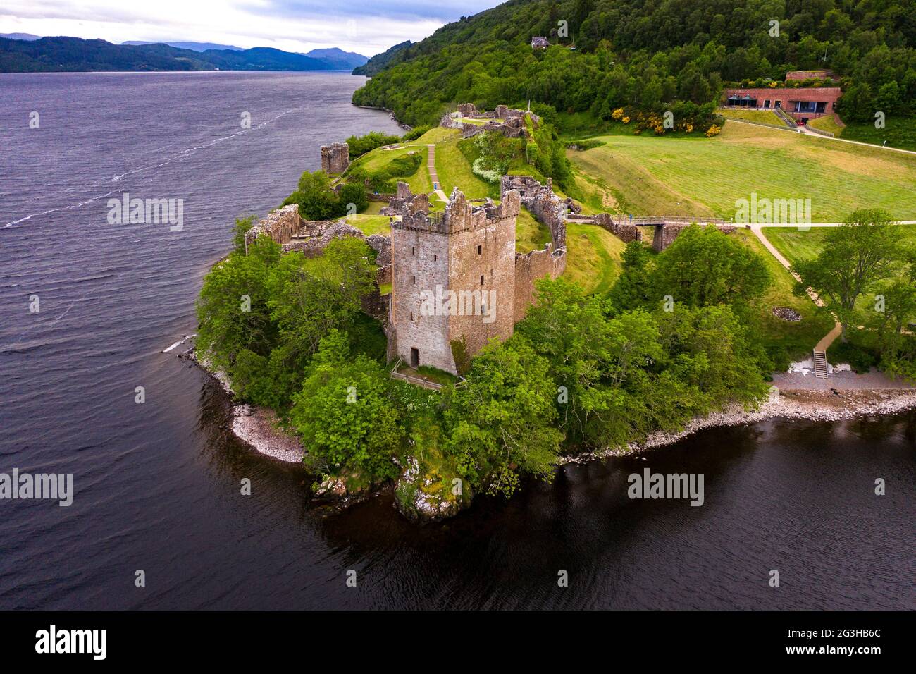 Château d'Urquhart, Loch Ness, Écosse, Royaume-Uni. 12 juin 2021. Photo : vue aérienne de drone depuis le dessus du château d'Urquhart, une ruine, se trouve à côté du Loch Ness dans les Highlands d'Écosse. Le château se trouve sur la route A82, à 21 kilomètres au sud-ouest d'Inverness et à 2 kilomètres à l'est du village de Drumnadrochit. Crédit : Colin Fisher/Alay Live News. Banque D'Images