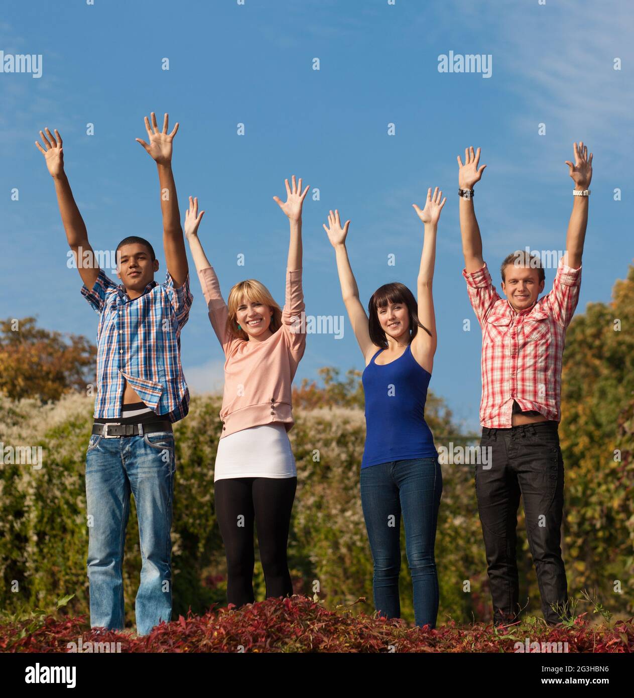 Les gens se lèvent les mains acrosss sky Banque D'Images