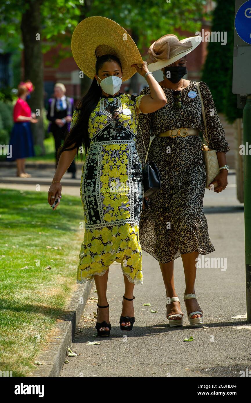 Ascot, Berkshire, Royaume-Uni. 16 juin 2021. Racegoers arrivant le deuxième jour de Royal Ascot alors que la canicule continue. En raison des restrictions actuelles de Covid-19, les pilotes doivent fournir la preuve d'un test négatif de Covid-19 avant d'être autorisés à accéder à l'hippodrome d'Ascot. Crédit : Maureen McLean/Alay Banque D'Images