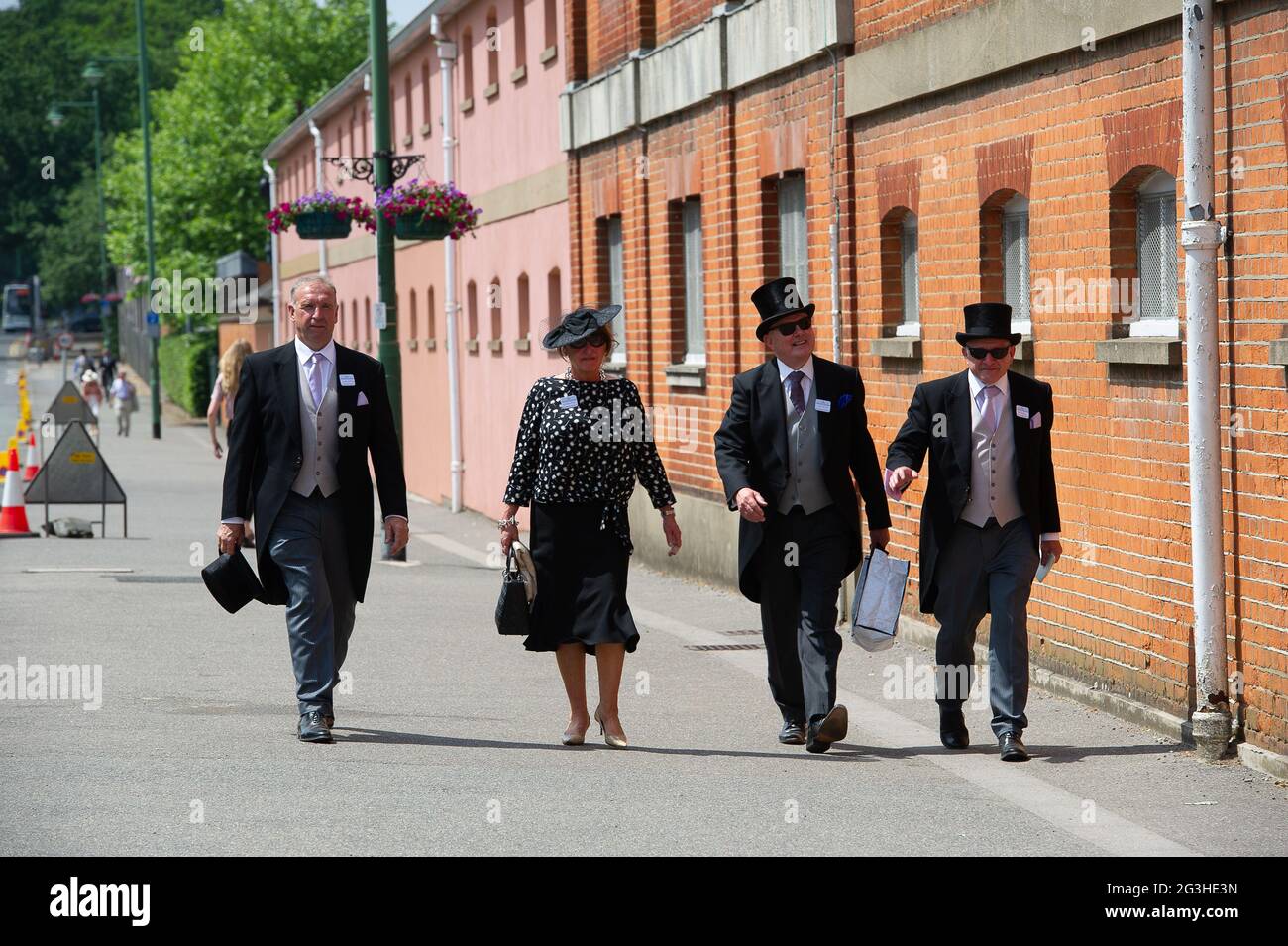 Ascot, Berkshire, Royaume-Uni. 16 juin 2021. Racegoers arrivant le deuxième jour de Royal Ascot alors que la canicule continue. En raison des restrictions actuelles de Covid-19, les pilotes doivent fournir la preuve d'un test négatif de Covid-19 avant d'être autorisés à accéder à l'hippodrome d'Ascot. Crédit : Maureen McLean/Alay Banque D'Images